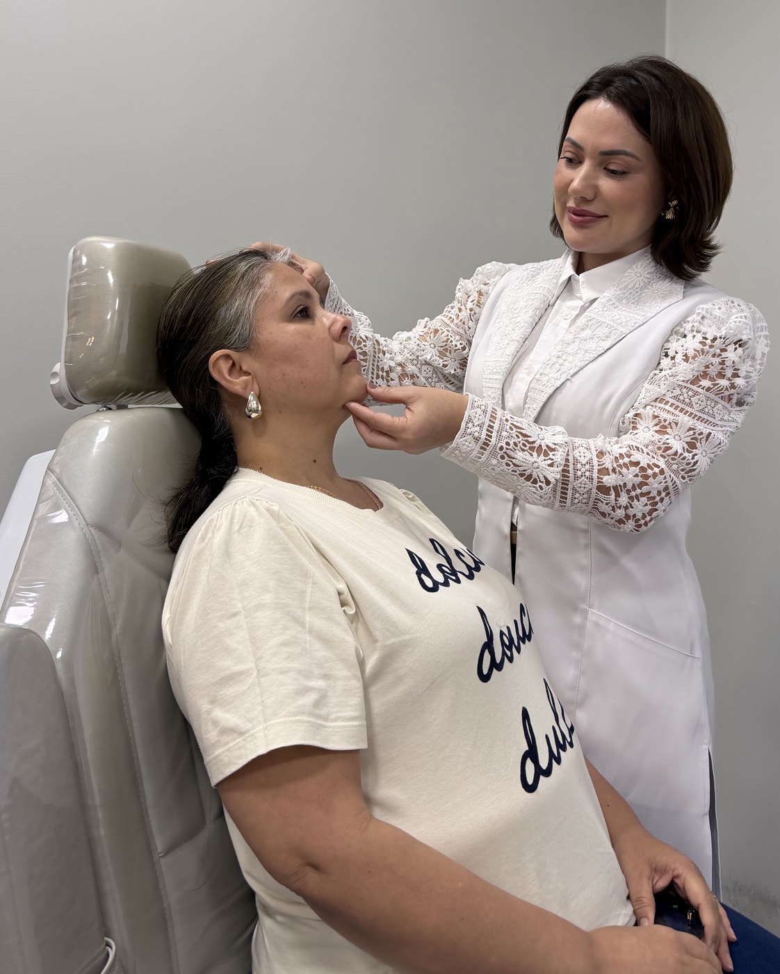 Dra. Michelle Bernardi em avaliação facial na Milele Clinic